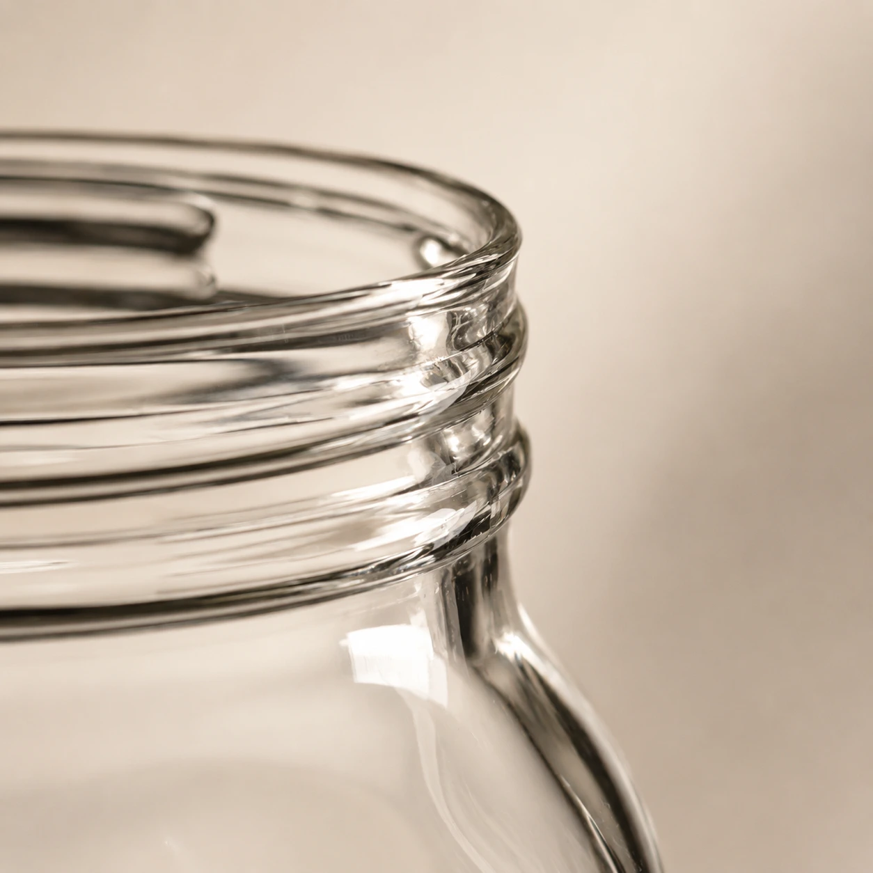 Close-up of the Vintage Mason threaded glass rim